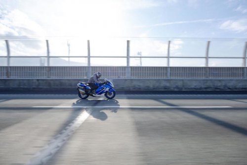 【実験】最高速300km／hバイクの「隼」でローギア／1速を使って高速道路を走ってみたところ……【SUZUKI 隼スペシャルエディション（2026）／試乗インプレ・レビュー おまけ編】