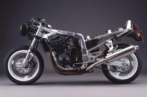 【SUZUKI GSX-Rの歴史】GSX-R1100/1000｜1100はスポーツツアラーとして進化。1000は「サーキットに帰る」