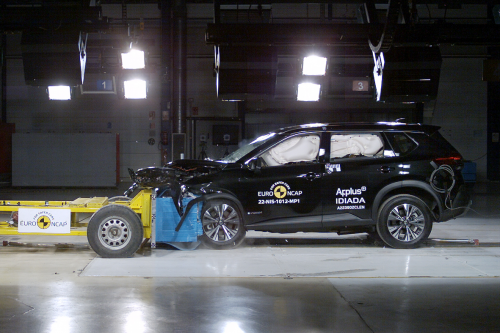 2025 Mahindra XUV700 AX7L vs Nissan X-Trail ST-L comparison: Spec battle