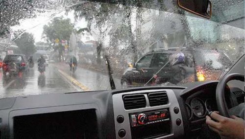 Waspada Berkendara Saat Hujan, Mulai dari Jalan Licin Hingga Lubang Tersembunyi