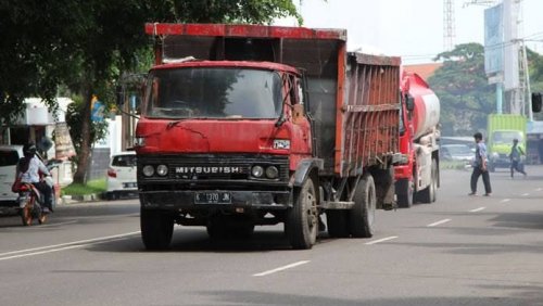 Kenapa Truk Sering Jalan di Lajur Kanan? Ini Alasan yang Harus Kamu Tahu