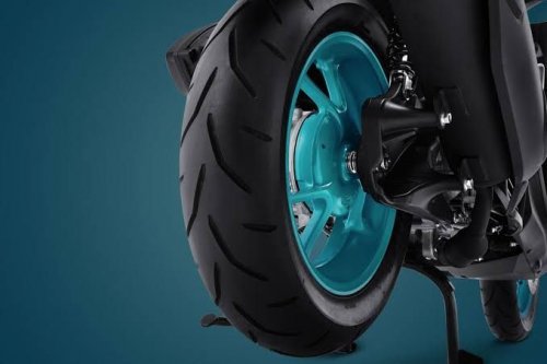 Ini Alasan Kenapa Ban Motor Balap Tapaknya Botak dan Ban Motor Harian Beralur