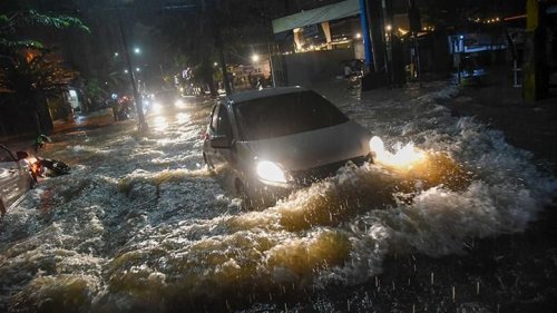 Waspada Berkendara Saat Hujan, Mulai dari Jalan Licin Hingga Lubang Tersembunyi