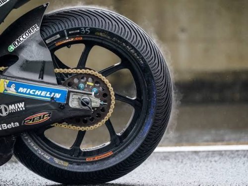 Ini Alasan Kenapa Ban Motor Balap Tapaknya Botak dan Ban Motor Harian Beralur