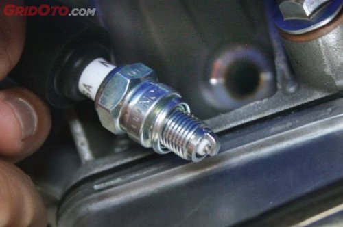 Ini Dua Komponen Penyebab kondisi Busi Motor Matic Berwarna Hitam