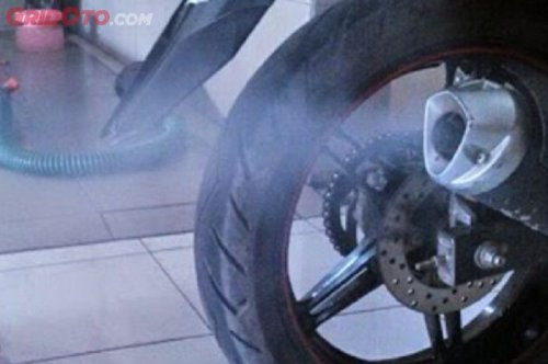 Tiga Penyebab Knalpot Motor Injeksi Ngebul, Bukan Cuma Dari Piston