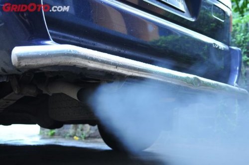 Knalpot Ngebul Putih, Tapi Bukan karena Overheat? Kenali Penyebabnya