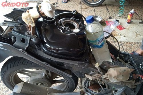 Segini Biaya Kuras Tangki Motor di Bengkel Resmi, Ada Trik Gratisnya Juga