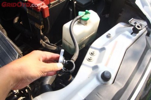 Nggak Nemu Tetesan, Ini Penyebab Air Radiator Mobil Berkurang Terus