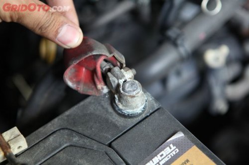 Perlu Tahu, Ini Asal dan Dampak Munculnya Serbuk Putih di Aki Mobil