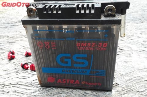 Ini Sebabnya Mengisi Air Aki di Motor Nggak Boleh Terlalu Penuh