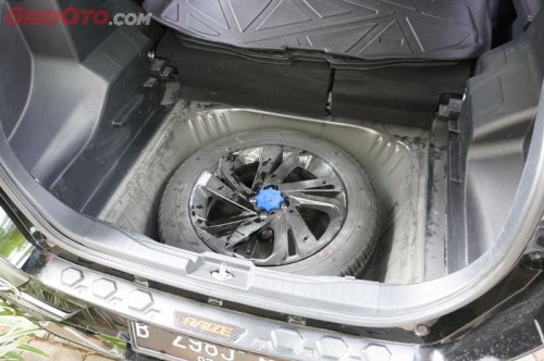 Baru Tahu, Ini Sebabnya Cek Ban Serep Mobil Wajib Diturunkan