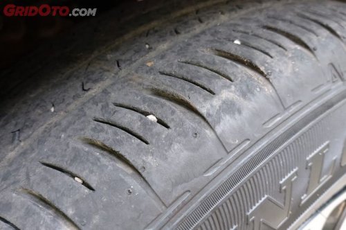 Sering Disepelekan, Ini Bahaya Membiarkan Kerikil Bersarang di Alur Ban Mobil