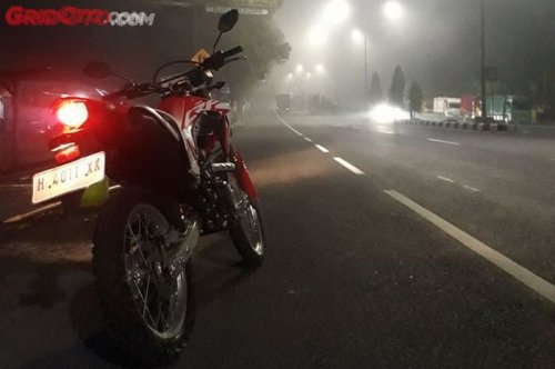 Perlu Tahu, Ini Penyebab Motor Oleng Saat Melindas Garis Marka Jalan