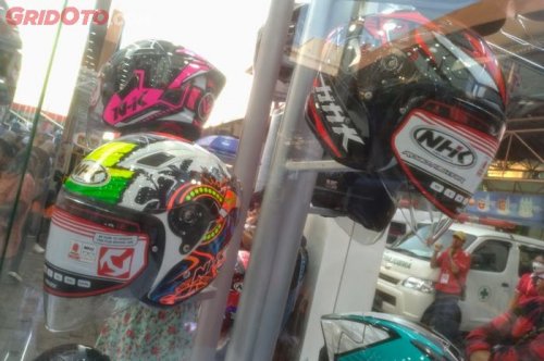 Jangan Salah Pilih, Bentuk Helm Kayak Gini Bikin Leher Cepat Pegal