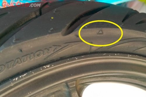 Bukan Sekedar Tanda, Segi Tiga Kecil di Ban Motor Punya Fungsi Penting