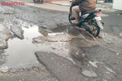 Ini Dampak Motor Matic Kebiasaan Sering Menghantam Lubang di Jalan