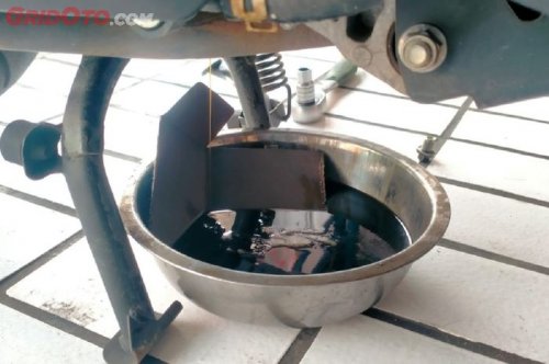 Oli Mesin Hitam Pekat Setelah Digunakan Belum Tentu Jelek, Ini Kata Ahli