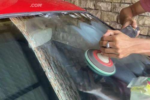Bersihkan Jamur Kaca Mobil, Efektif Dipoles atau Pakai Cairan?