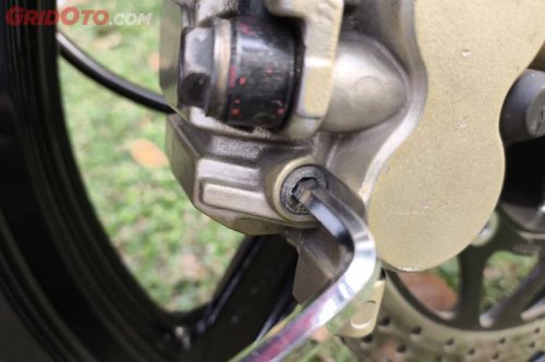 Cara Buka Baut Motor Yang Keras Dengan Memakai Kunci T Panjang