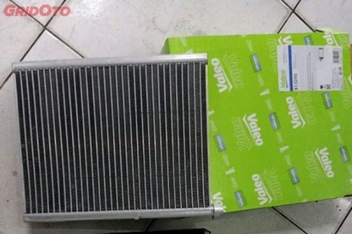 Biar AC Mobil Tetap Dingin Kondensor Harus Dibersihkan, Begini Caranya