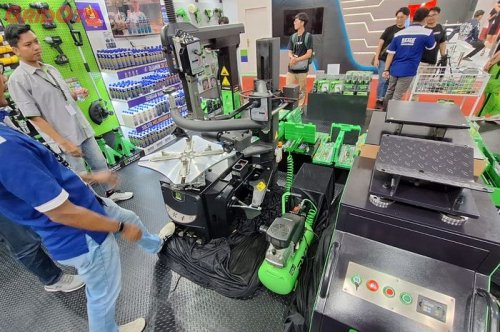 Tekiro Pamer Alat Ganti Ban Canggih Tanpa Sentuh di GIIAS 2025
