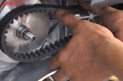 Cara Mudah Pasang V-belt Motor Matic Tanpa Perlu Bantuan Bengkel