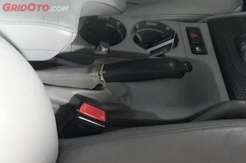 Ini yang Terjadi Kalau Lupa Menurunkan Rem Tangan Saat Mobil Maju