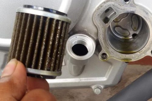 Ini Sebabnya Filter Oli Motor yang Kotor Tidak Disarankan Untuk Dibersihkan