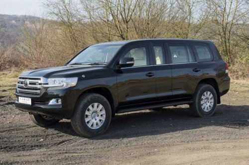 Kelihatan Standar, Toyota Land Cruiser 200 Ini Ternyata Lebih Mewah dan Tahan Peluru