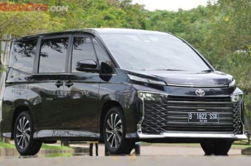 Pilihan Mobil Keluarga Premium, Segini Harga Toyota Voxy per Mei 2025
