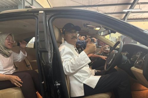 Dibayar Sultan Sidoarjo Rp 2,5 Miliar, Gus Ipul Jajal Duduk di Dalam Rolls-Royce Ghost