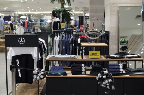 Pertama di Indonesia, Outfit Orisinal Serba Mercedes-Benz Kini Dijual di Mall Ini