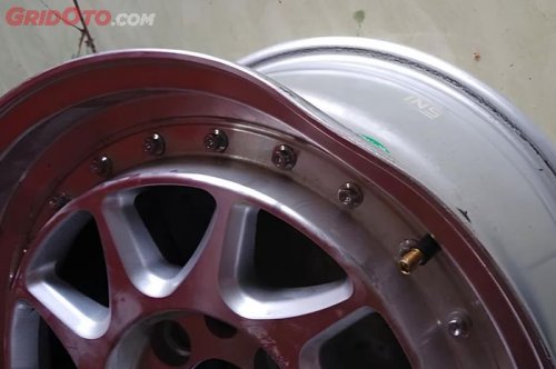 Pelek Mobil Penyok? Segini Kisaran Biaya Servis Perbaikannya!