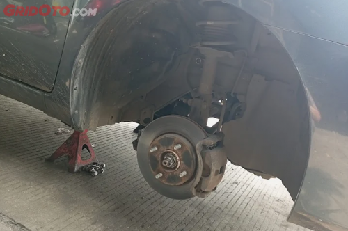 Banyak Yang Enggak Sadar, Ini Penyebab As Roda Mobil Cepat Rusak