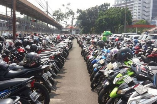 Tagih Sampai Dapat, Ini Pihak Bertanggung Jawab Jika Helm Sampai Hilang di Parkiran