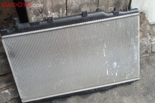 Simak Tips Menghindari Radiator Mobil Overheat Saat Kondisi Macet