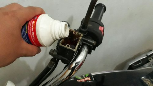 Persiapan Turing Jauh, Begini Cara Buang Angin di Rem Cakram Motor Bekas