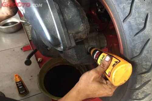 Bukan Hanya Tarikan Berat, Ini Efek Lain Motor Matic Kelebihan Isi Oli Gardan