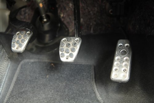 Bikin Kaki Pegal, Ini 3 Penyakit yang Bikin Pedal Kopling Mobil Keras