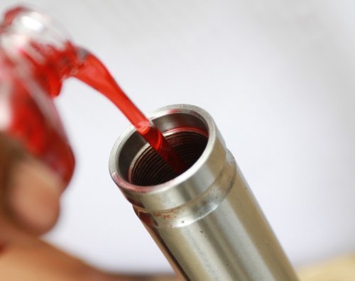 Ternyata Ini Efek Samping Takaran Oli Sokbreker Motor Bekas Terlalu Banyak