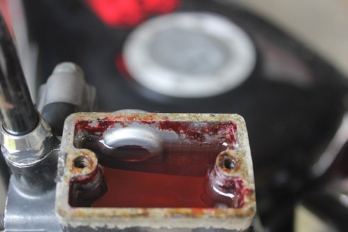 Nggak Main-main, Ini Efek Samping Karet Tutup Tabung Minyak Rem Motor Bekas Rusak