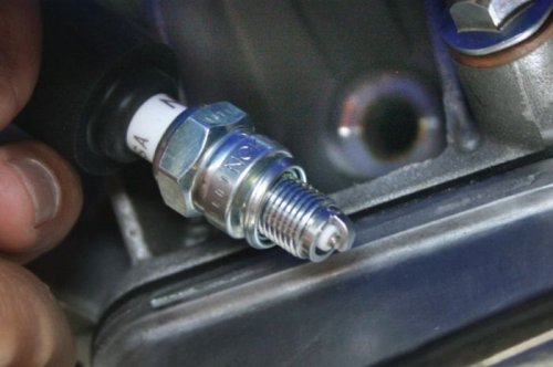 Begini Cara Yang Benar Mengencangkan Busi Motor Tanpa Takut Patah Atau Selek