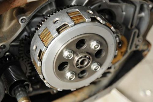 Tiga Kebiasaan Sepele Penyebab Kampas Kopling Motor Bekas Cepat Aus