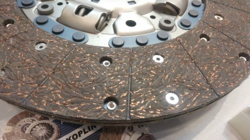 Waspada Lari Mobil Jadi Loyo, Ini Dampak Pelat Kopling Mulai Aus