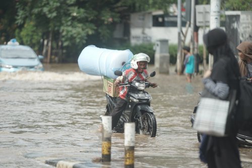 Sipa Tahu Membantu, Ini 8 Tips Kalau Terpaksa Terjang Banjir Pakai Motor