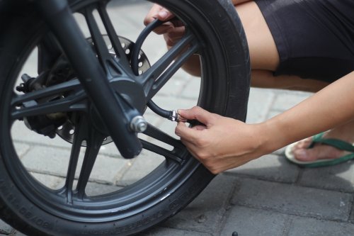 Ternyata Ini Efek Samping  Isi Angin Ban Motor Bekas Kelewat Kencang