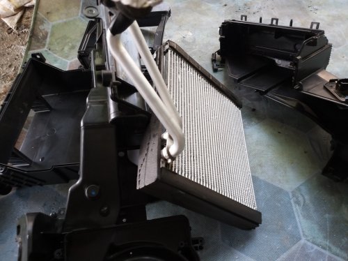 Harus Tahu, Jarang Lakukan Hal Sepele Ini Bikin Evaporator AC Mobil Bocor