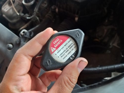 Jangan Abaikan, Ini Tanda Tutup Radiator Di Mobil Kesayangan Melemah