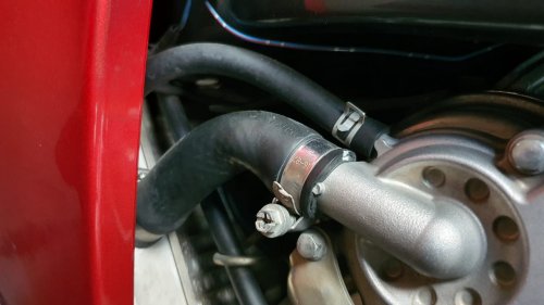 Tiga Ciri-ciri Slang Radiator di Motor Bekas Sudah Harus Diganti Baru